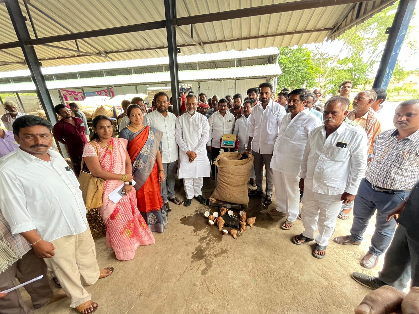 పసుపు కొనుగోలు కేంద్రాలను ప్రారంభిస్తున్న ఎమ్మెల్యే శిల్పా రవి
