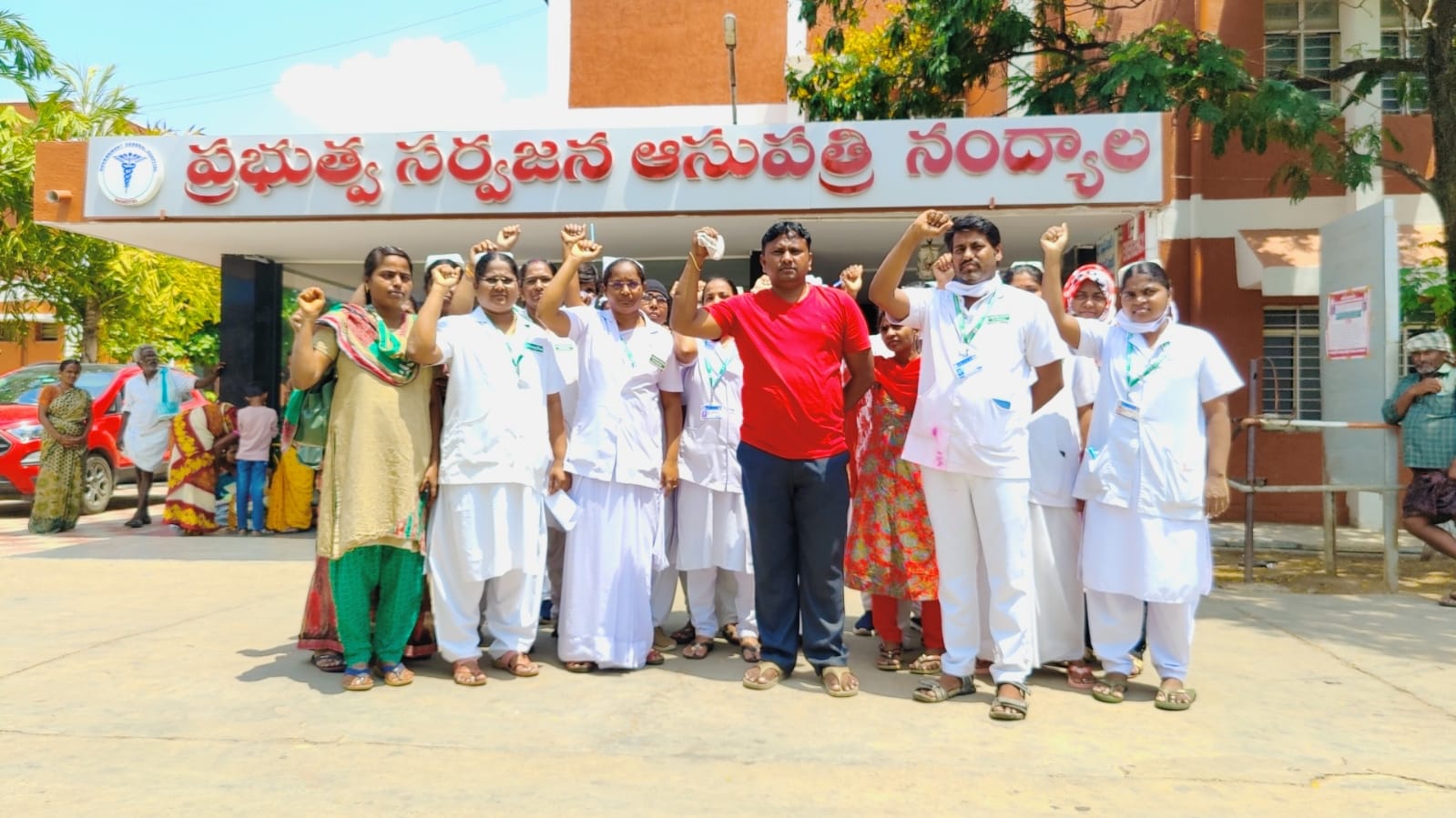 ఆసుపత్రి ఆవరణలో ధర్నా చేస్తున్న నర్సింగ్ సిబ్బంది