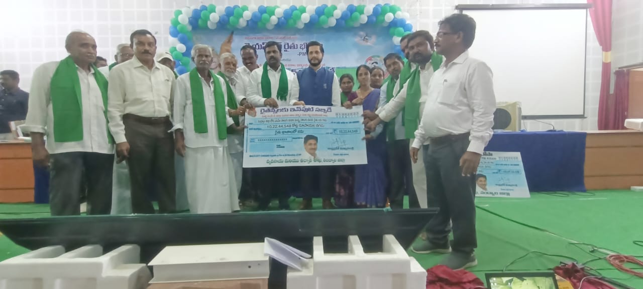 లబ్ధిదారులకు రైతు భరోసా చెక్కును అందజేస్తున్న జిల్లా కలెక్టర్‌ తదితరులు