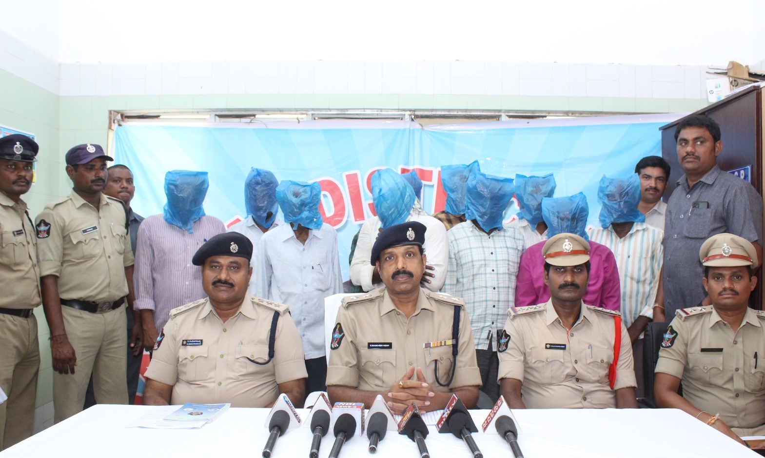 విలేకరుల సమావేశంలో మాట్లాడుతున్న జిల్లా ఎస్పీ రఘువీర్‌ రెడ్డి