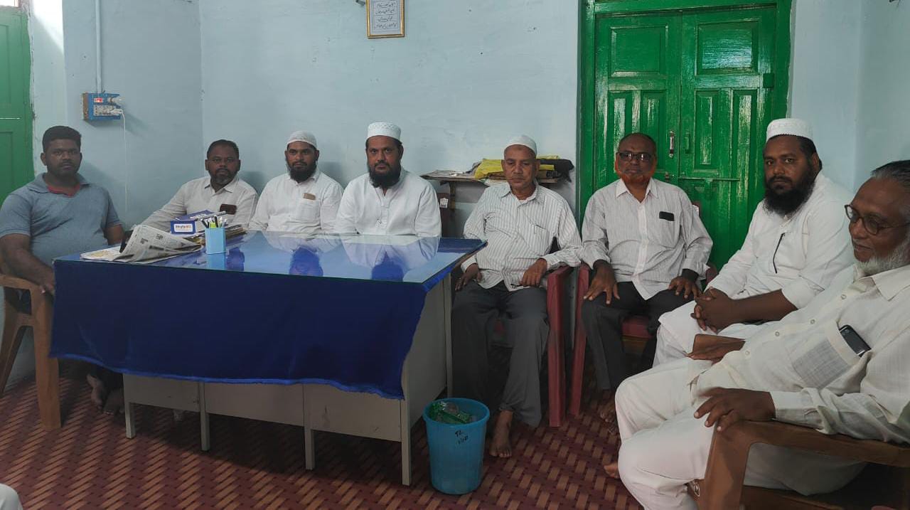  విలేకరుల సమావేశంలో మాట్లాడుతున్న మౌలానా ముస్తక్‌ అహ్మద్‌