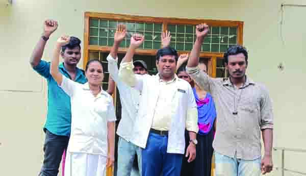 కాంట్రాక్ట్‌ ఉద్యోగుల ధర్నా