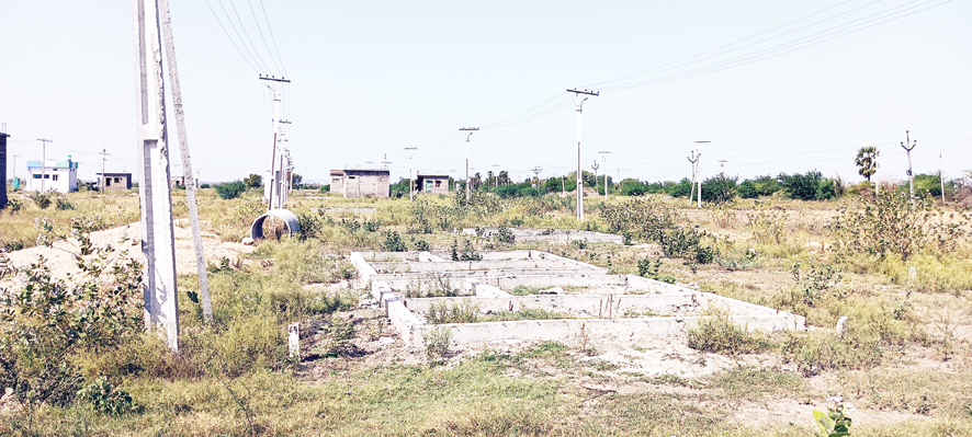 2650 ప్లాట్లలో ఒక్క ఇల్లే పూర్తి!