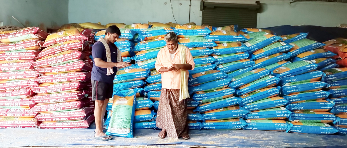 విత్తనాల కోసం బయలుదేరిన రైతులు