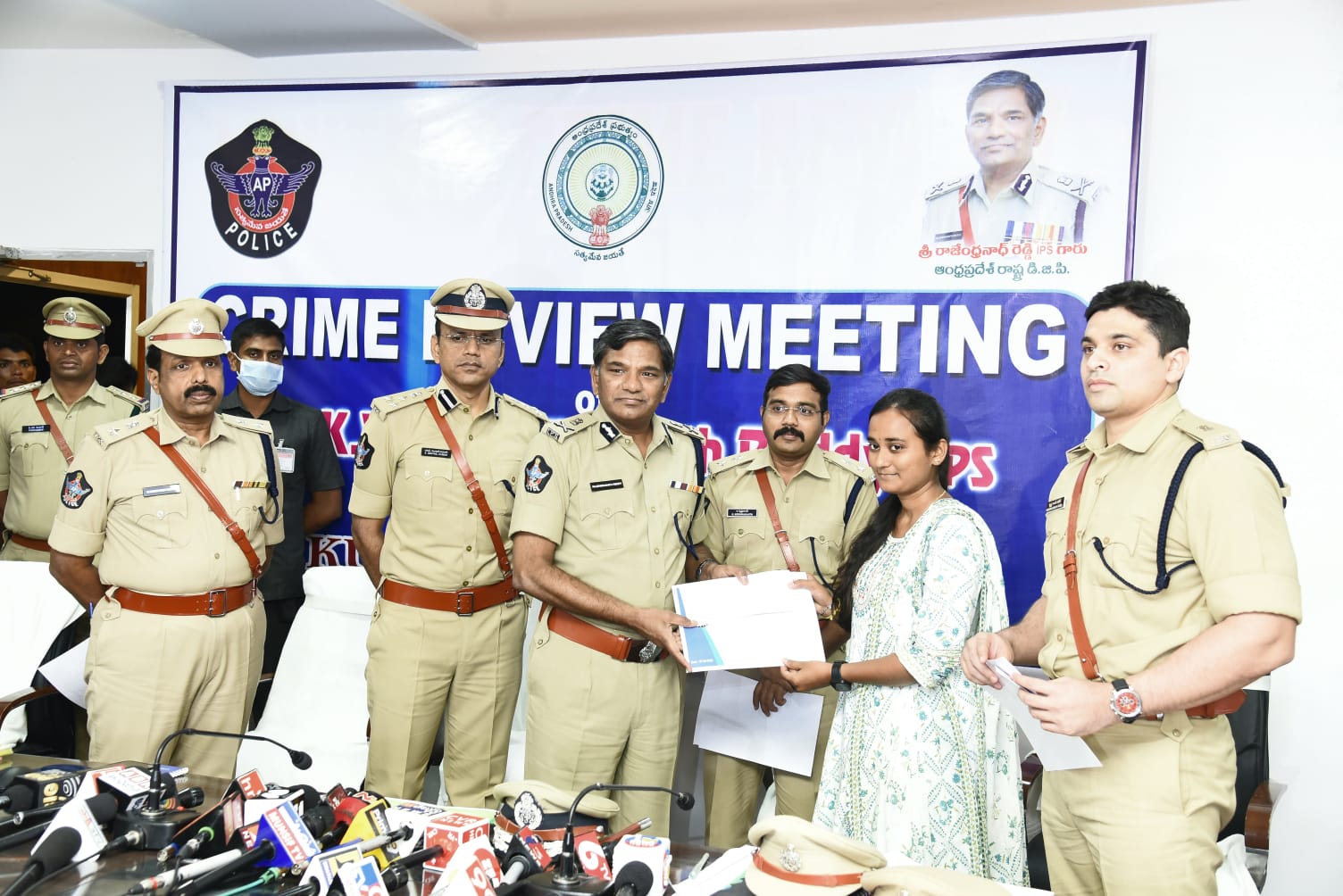 మహిళా పోలీసులకు ప్రశంసాపత్రం అందజేస్తున్న డిజిపి రాజేంద్రనాథ్‌ రెడ్డి