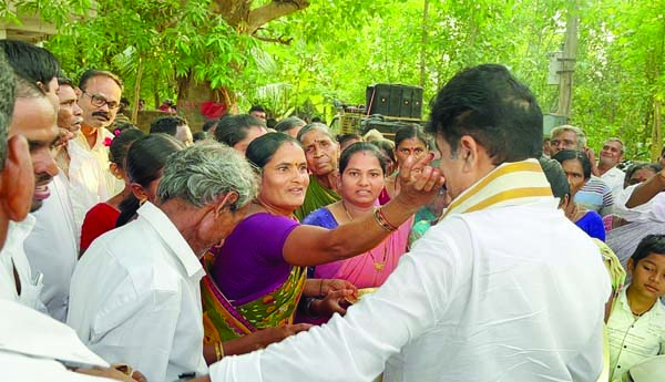 పార్టీలకతీతంగా పథకాలు