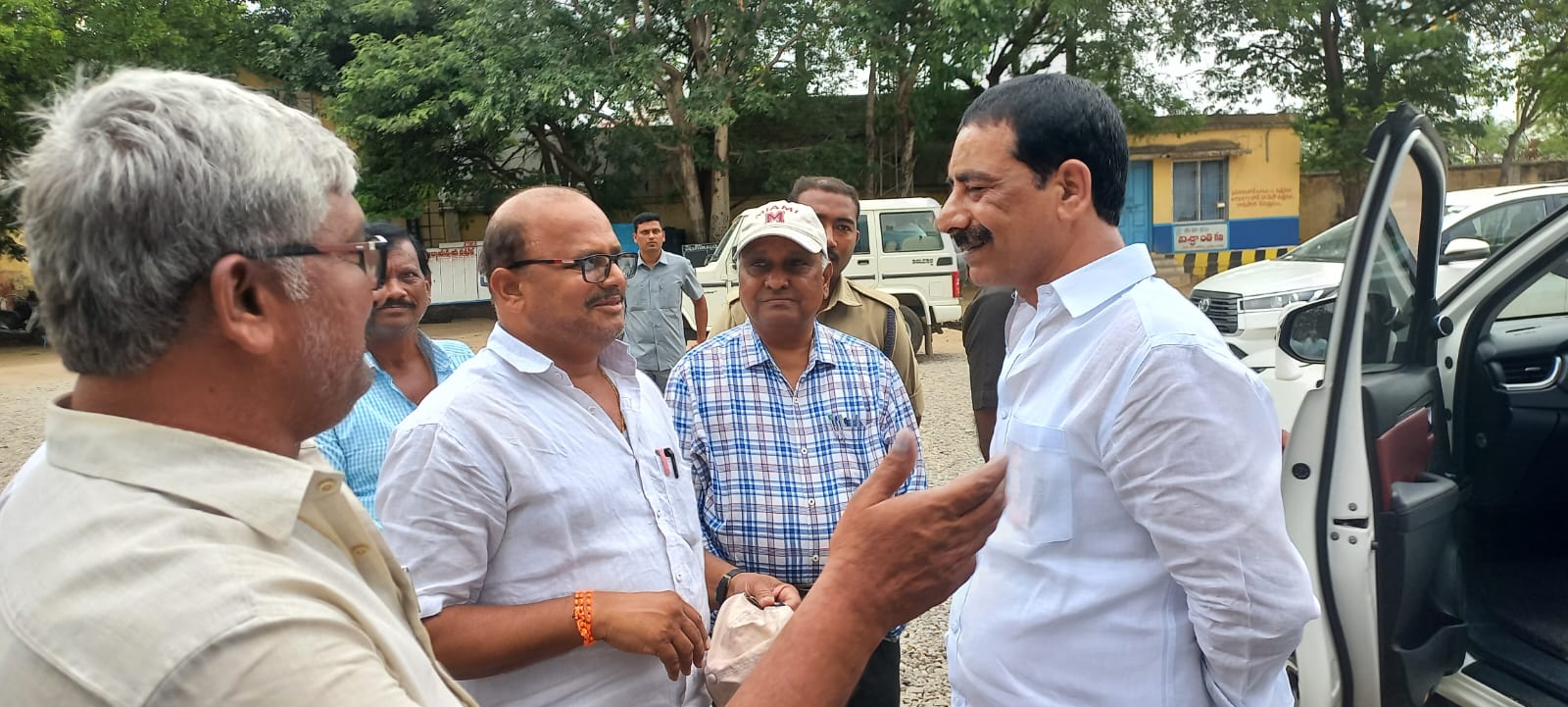 డిపోలో నెలకొన్న సమస్యలను రాష్ట్ర చైర్మన్‌ ఏ.మల్లికార్జునరెడ్డి కి వివరిస్తున్న ఎంప్లాయీస్‌ యూనియన్‌ డిపో సెక్రటరీ ఐవిఆర్‌.రెడ్డి