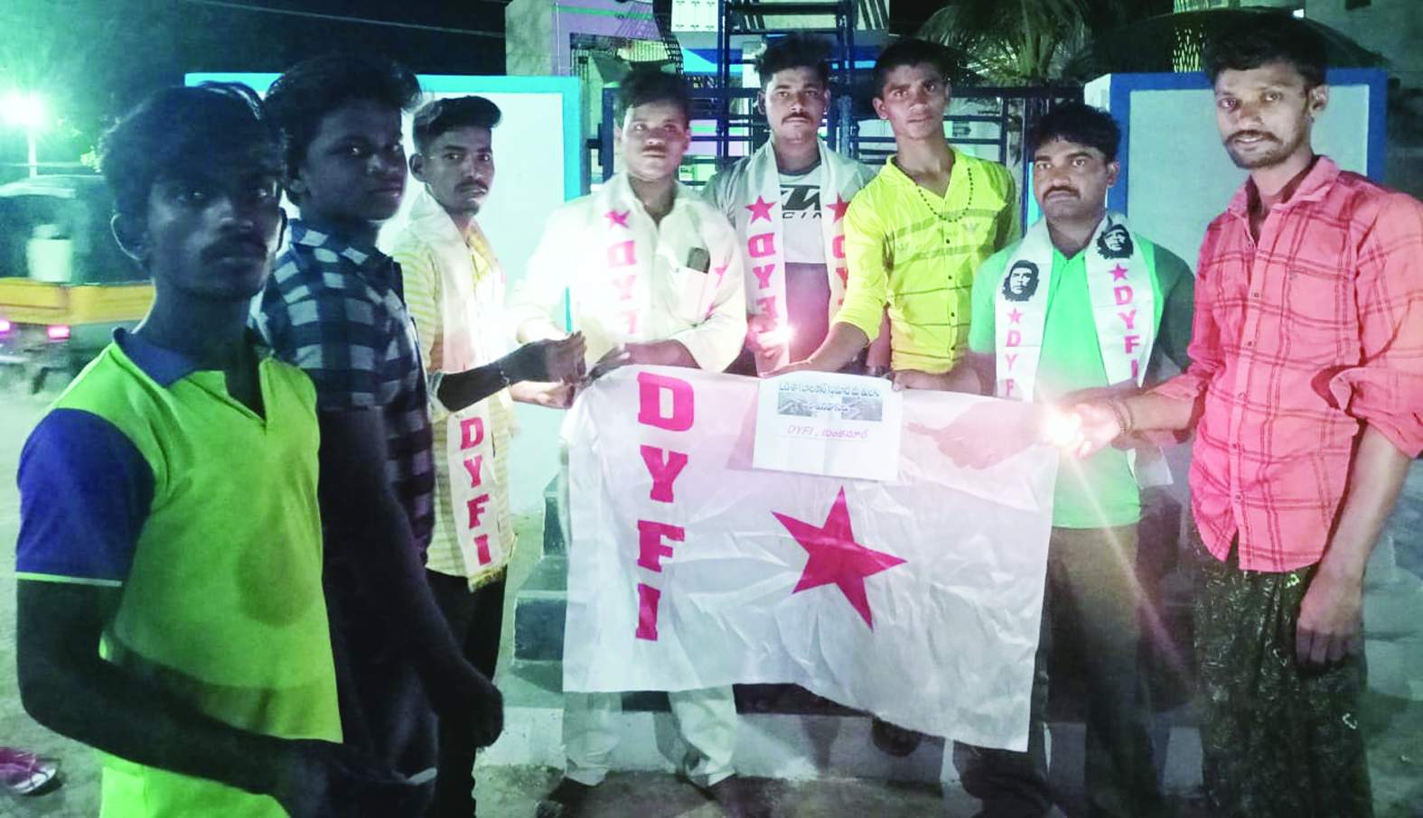 కొవ్వొత్తులతో నివాళులర్పిస్తున్న డివైఎఫ్‌ఐ నాయకులు