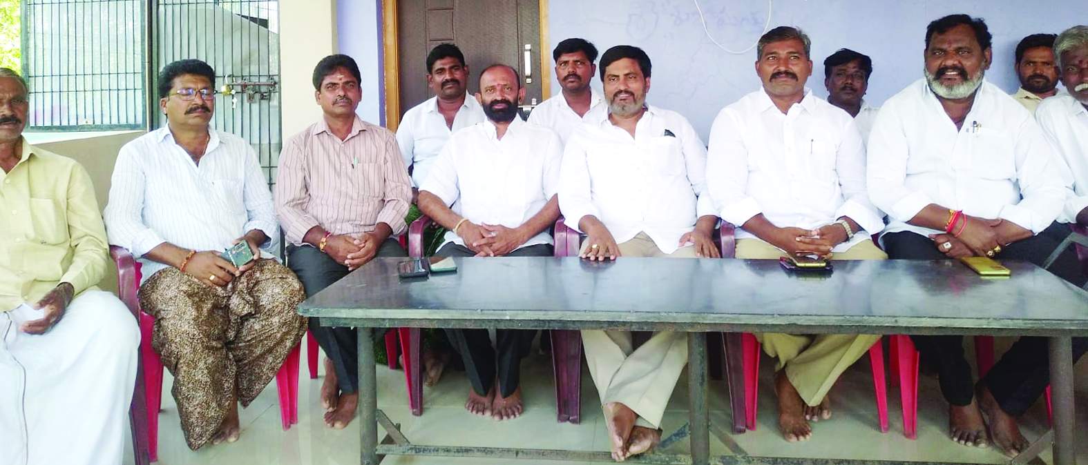 సమావేశంలో మాట్లాడుతున్న తెర్నేకల్‌ సురేందర్‌ రెడ్డి