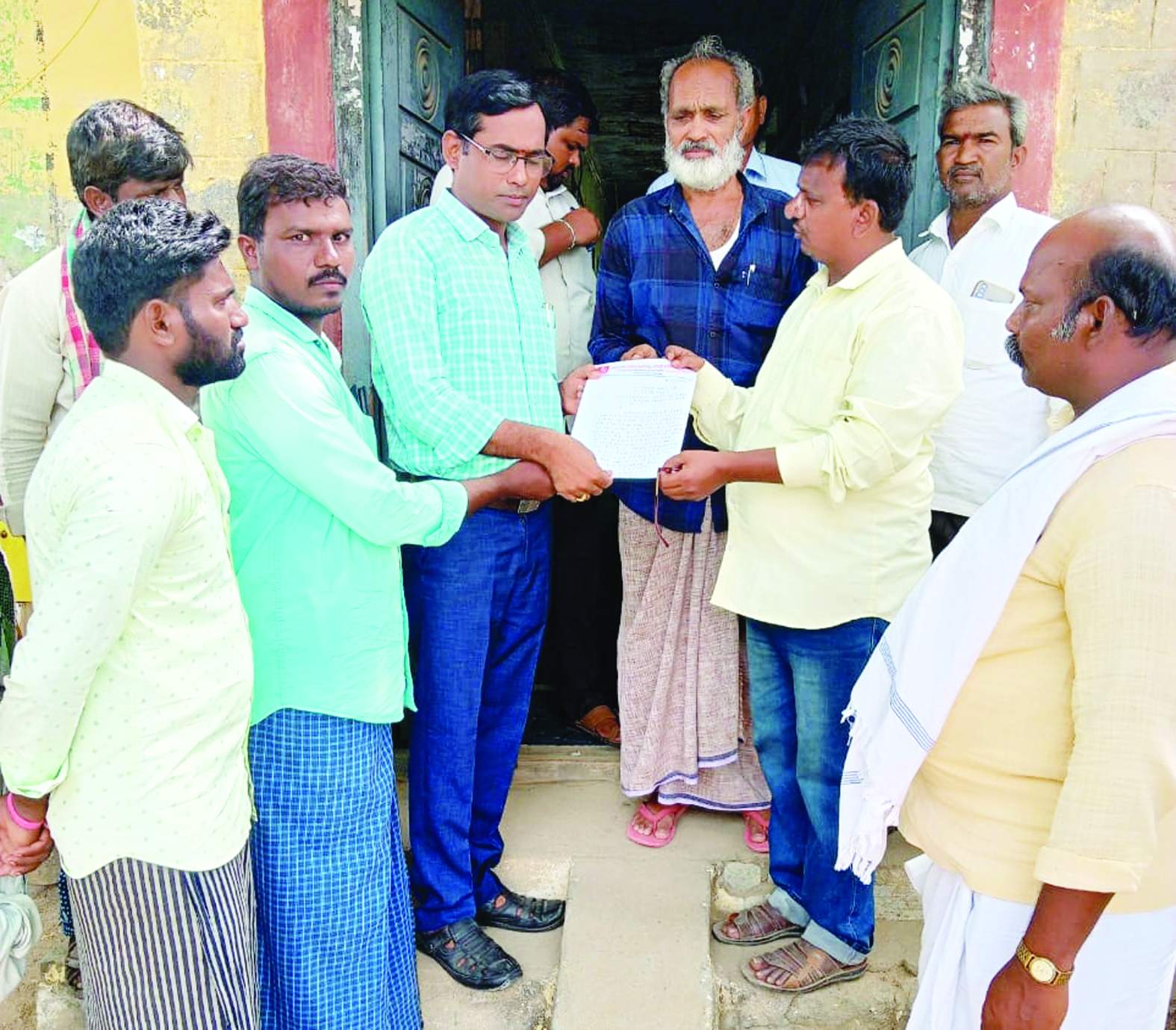 తహశీల్దార్‌కు వినతిపత్రం అందిస్తున్న నాయకులు