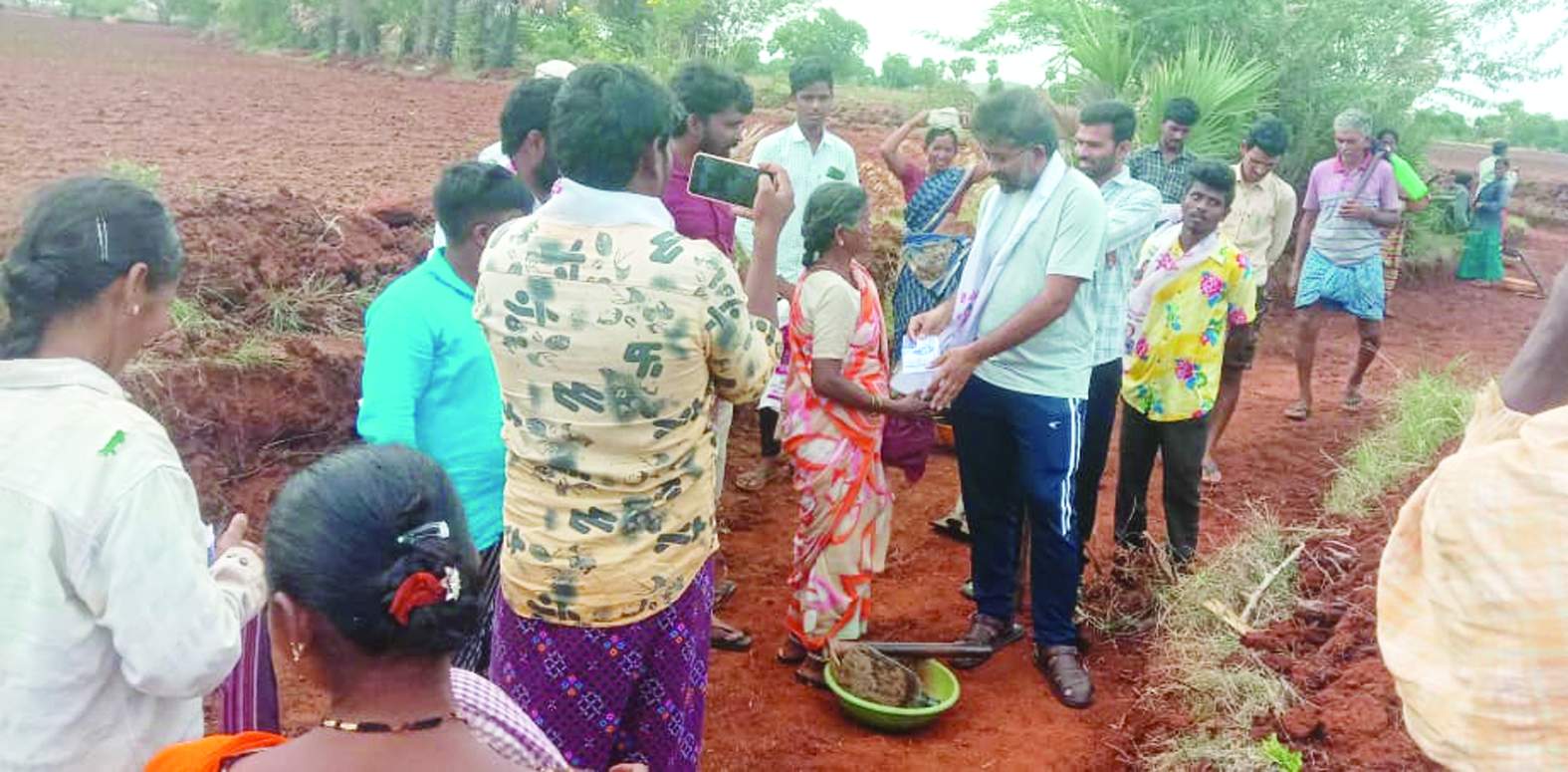 ప్రజల సమస్యలను తెలుసుకుంటున్న వెంకప్ప