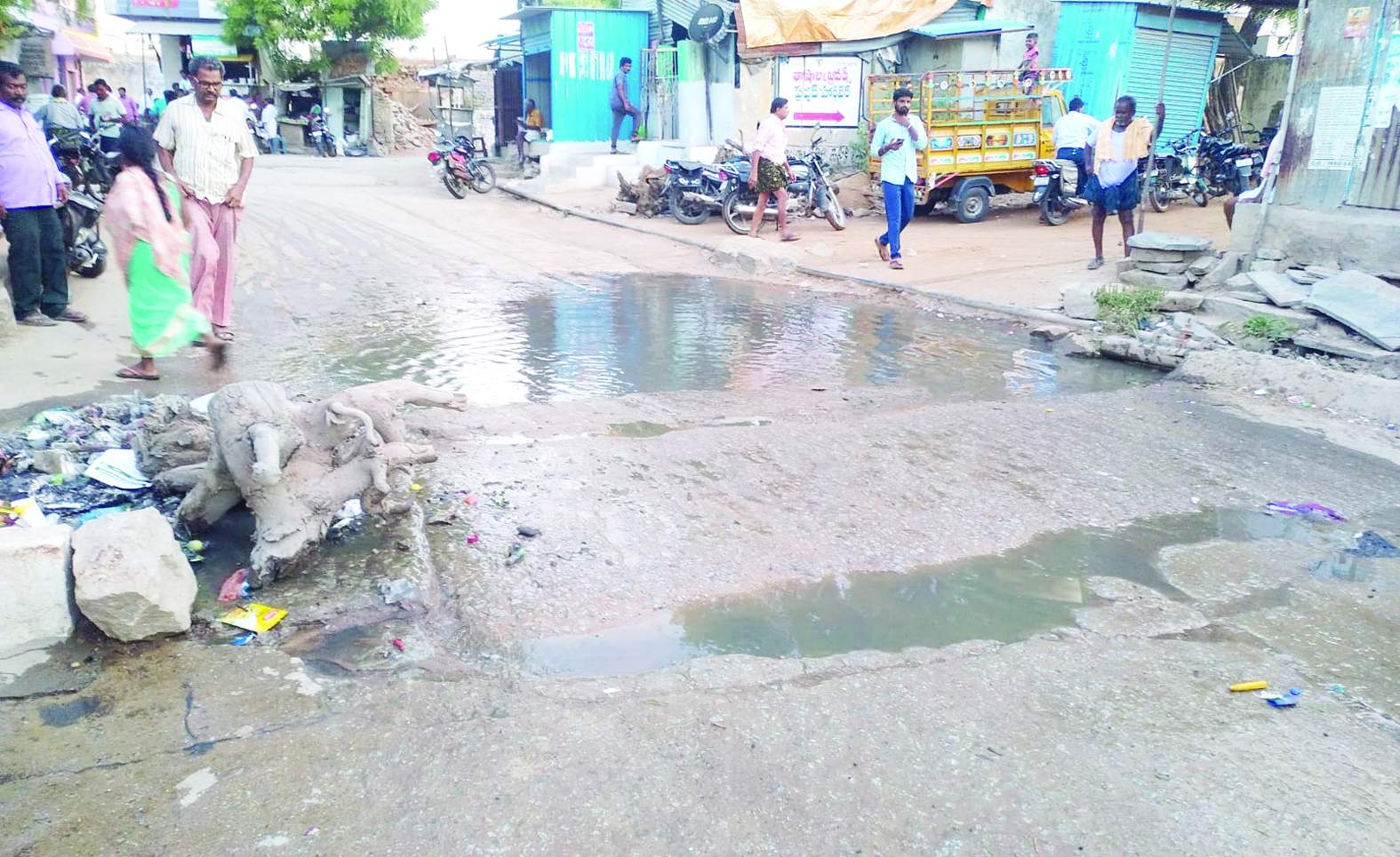 రోడ్డుపై ప్రవహిస్తున్న మురుగునీరు