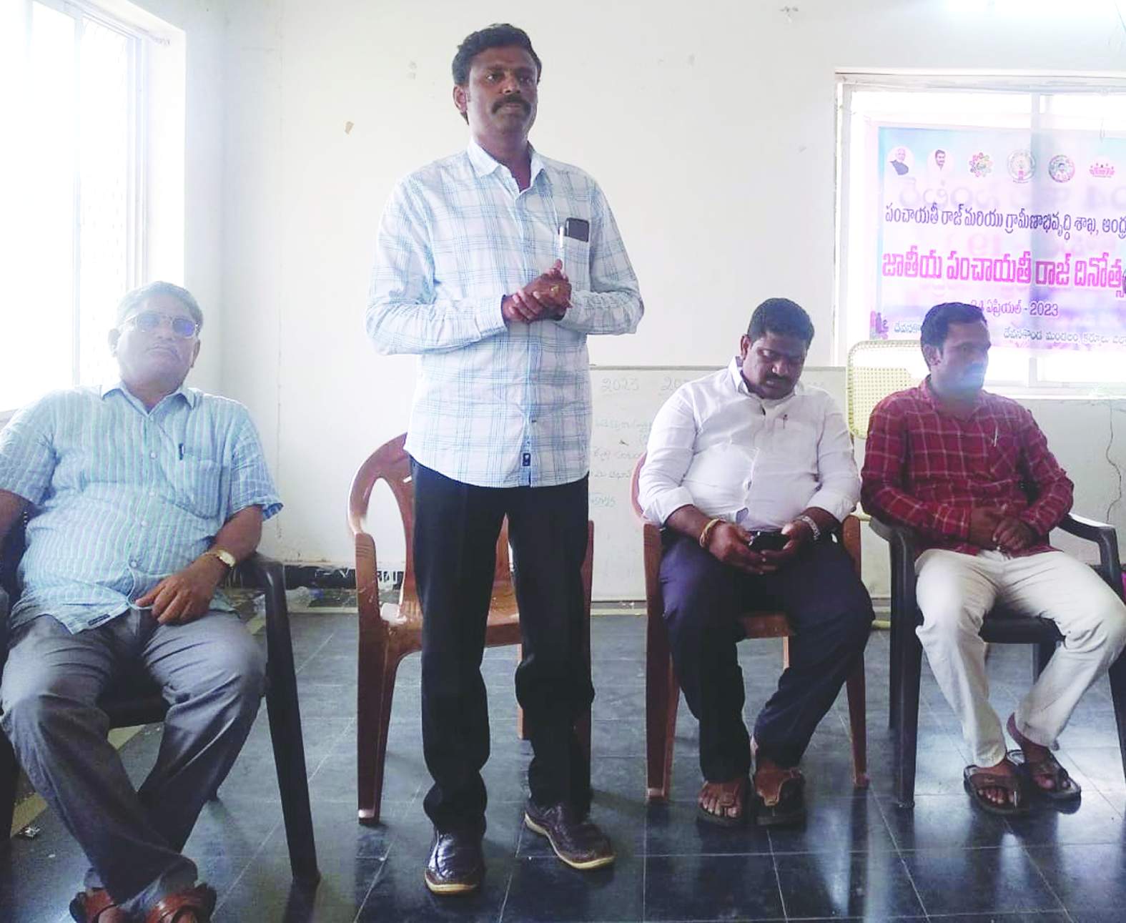 మాట్లాడుతున్న వైసిపి మండల ఇన్‌ఛార్జీ రాజారెడ్డి