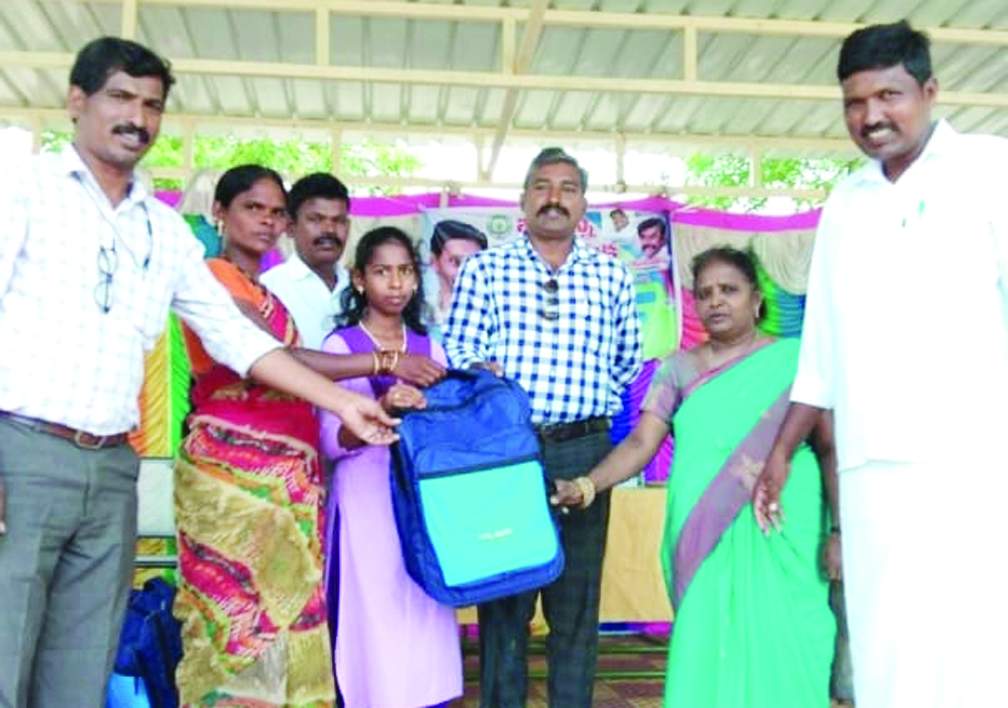 విద్యా కానుక కిట్లను పంపిణీ చేస్తున్న సర్పంచి అరుణ్‌ కుమార్‌