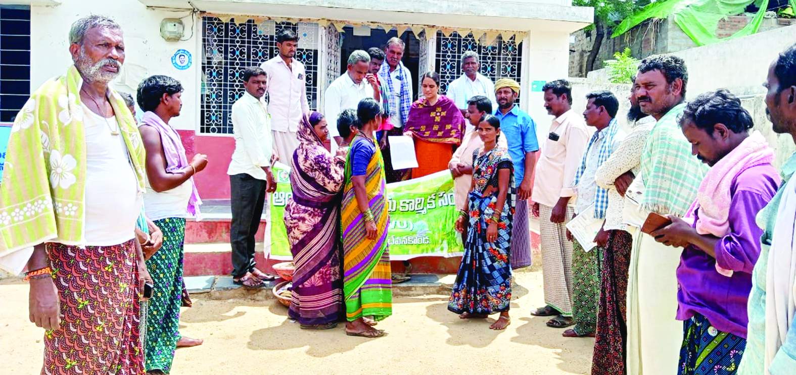 కరివేముల సచివాలయం ముందు ధర్నా చేపడుతున్న నాయకులు