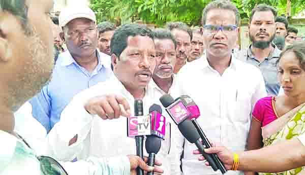 మృతుడి కుటుంబాన్ని ఆదుకోవాలి