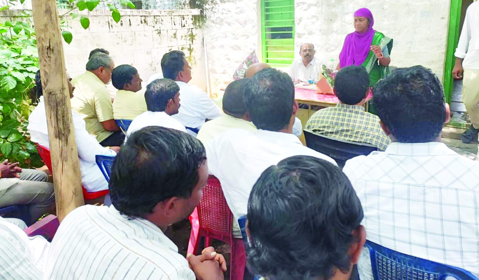 మాట్లాడుతున్న ఎఒ హేమలత