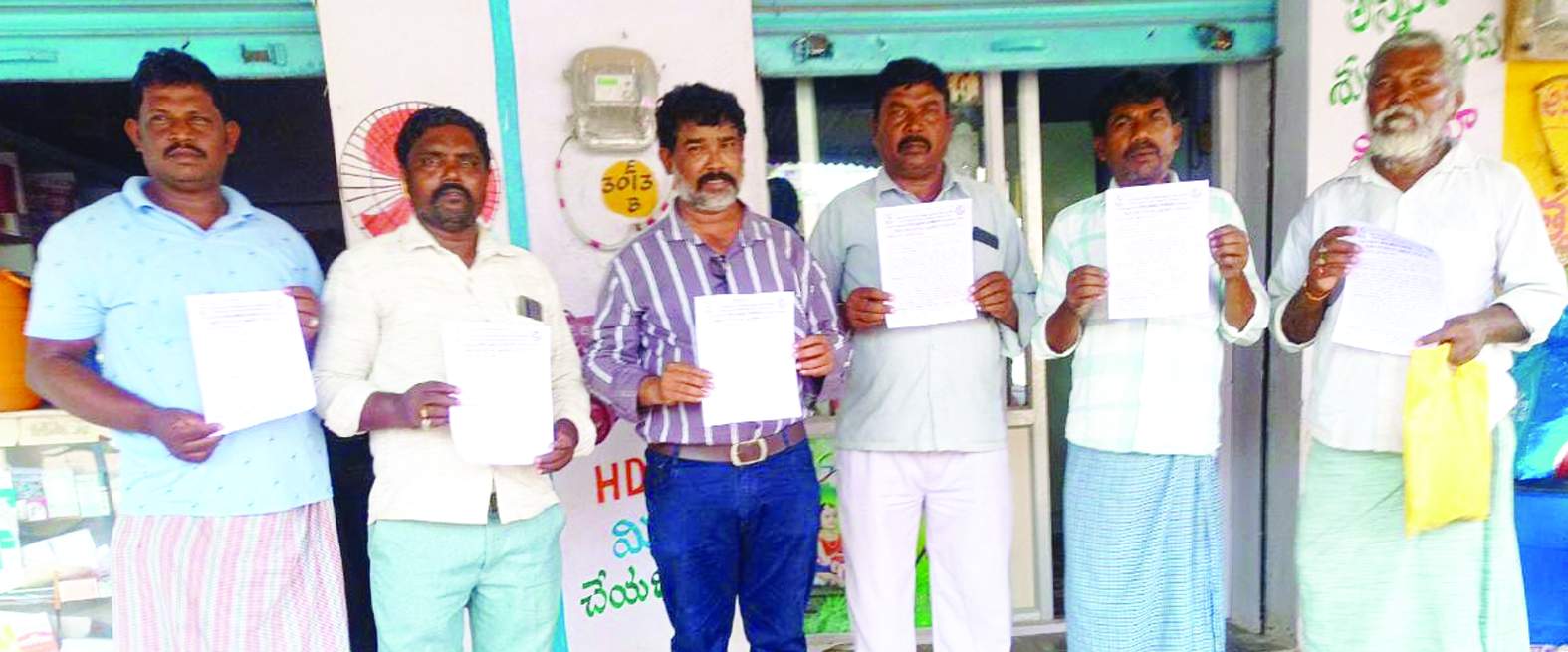 కరపత్రాలు విడుదల చేస్తున్న నాయకులు