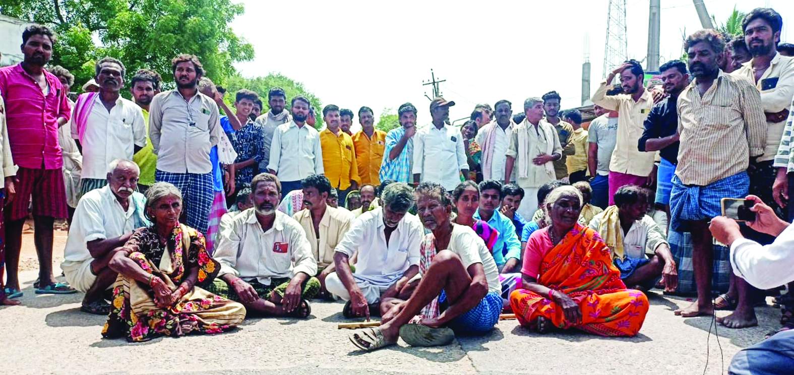 రహదారిపై రాస్తారోకో నిర్వహిస్తున్న బాలిక కుటుంబ సభ్యులు