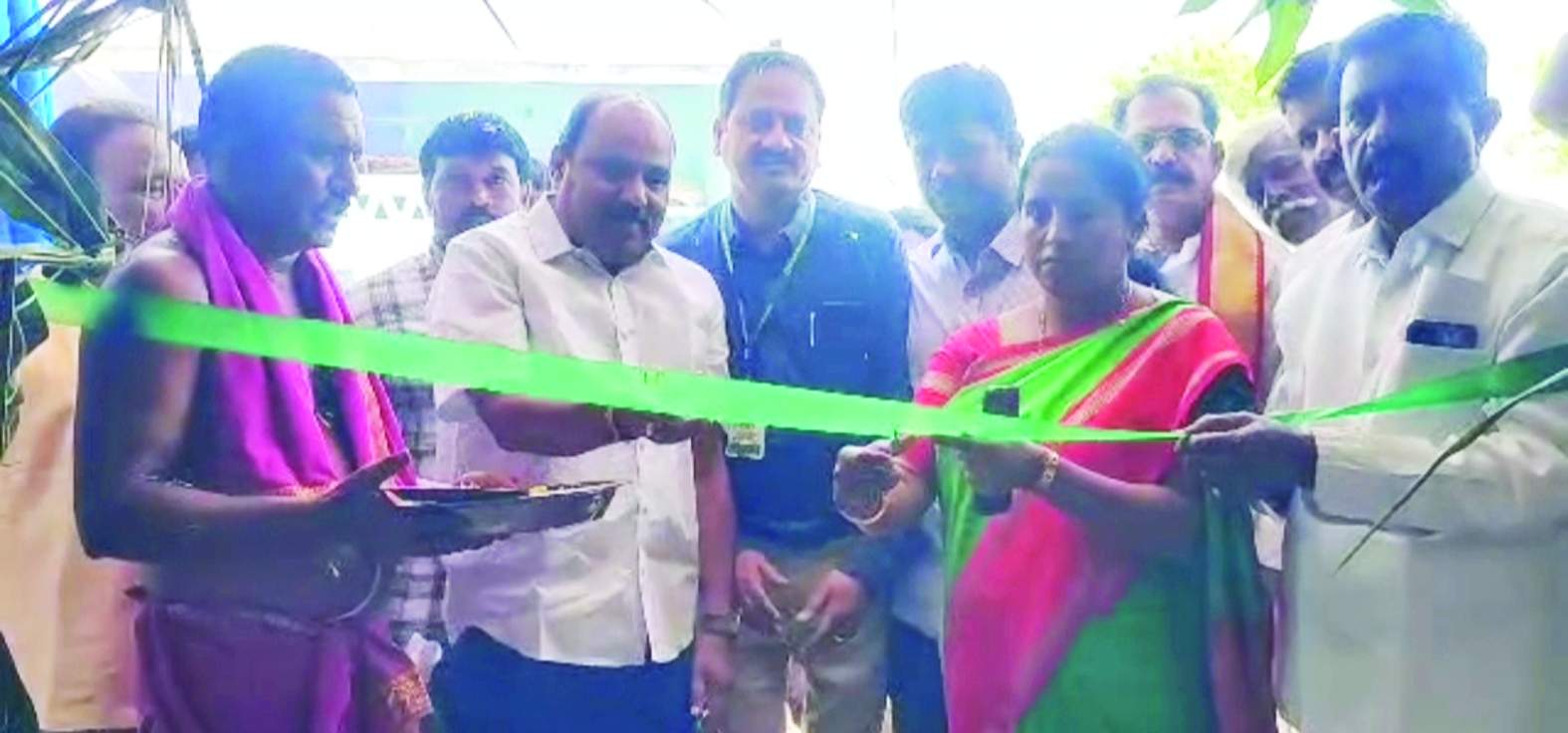 షాపింగ్‌ కాంప్లెక్స్‌ను ప్రారంభిస్తున్న జగన్మోహన్‌రెడ్డి