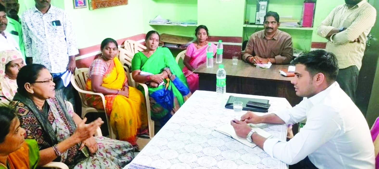 గ్రామైక్య సంఘం మహిళలతో మాట్లాడుతున్న సబ్‌ కలెక్టర్‌
