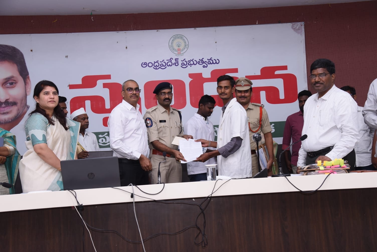 నగదు రహిత వైద్యం అందించాలి