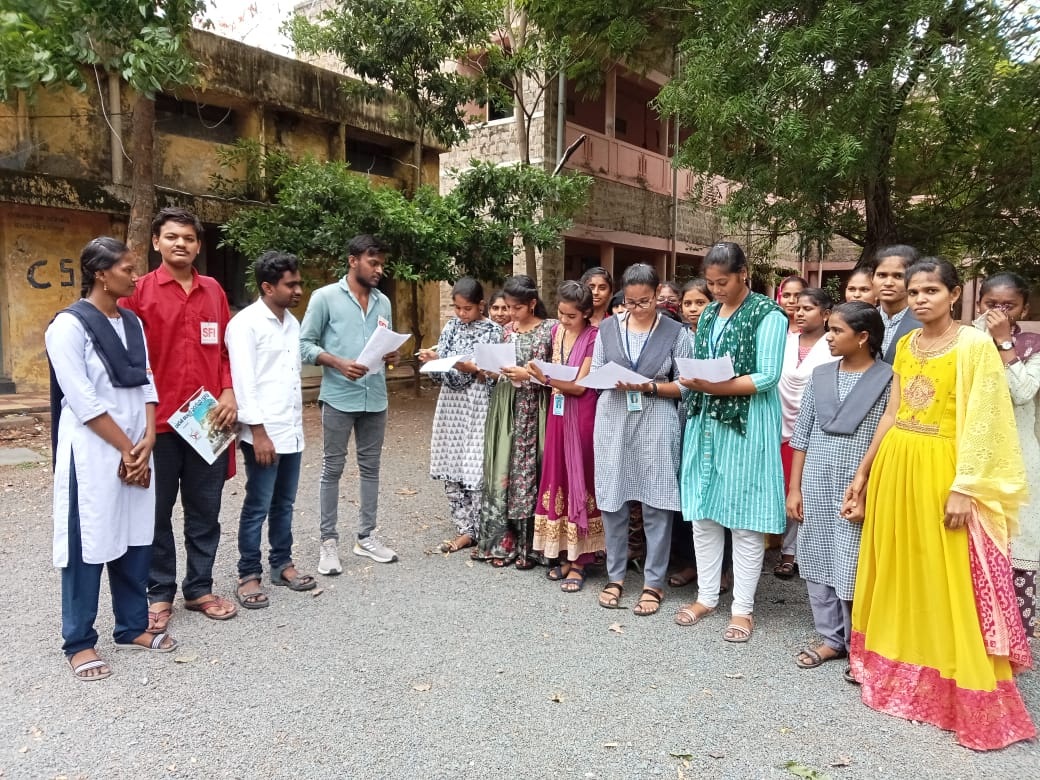 పాఠ్యపుస్తకాలు ఉచితంగా ఇవ్వాలి