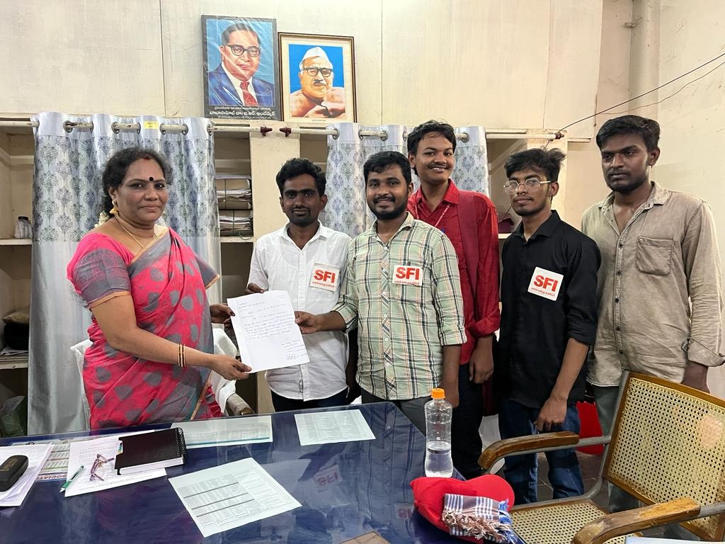 కోడిగుడ్డు సత్రం హాస్టల్‌ను ప్రారంభించాలి