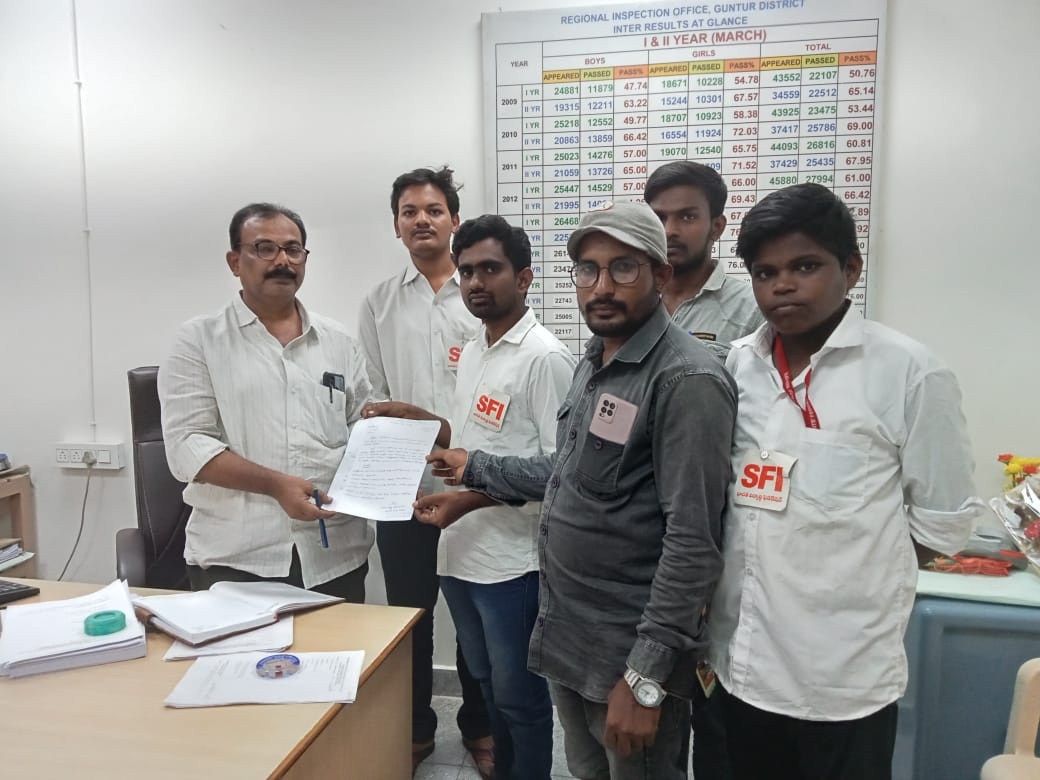 ఇంటర్‌ విద్యార్థులకు పాఠ్యపుస్తకాలు ఉచితంగా ఇవ్వాలి