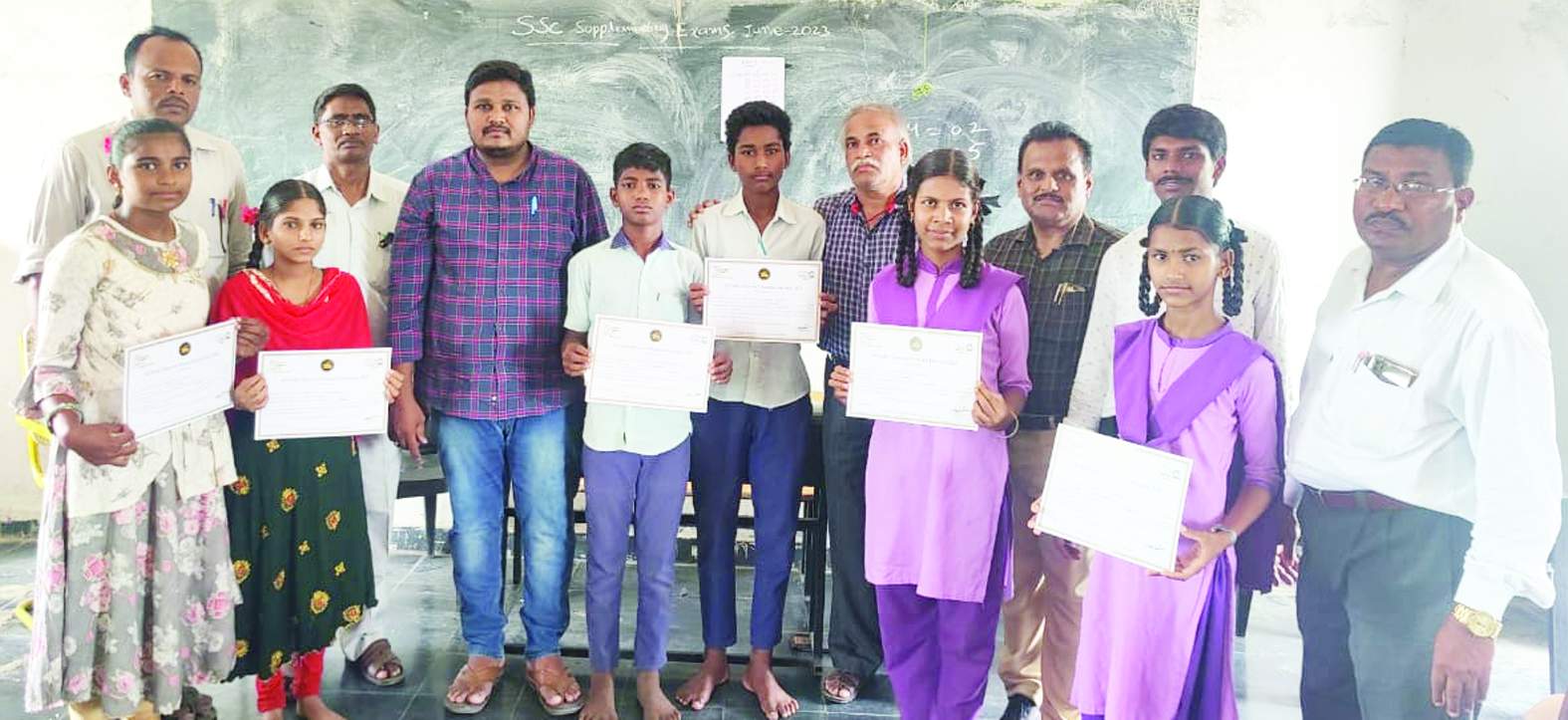 బహుమతులు అందజేస్తున్న ఎపిజిబి మేనేజర్‌