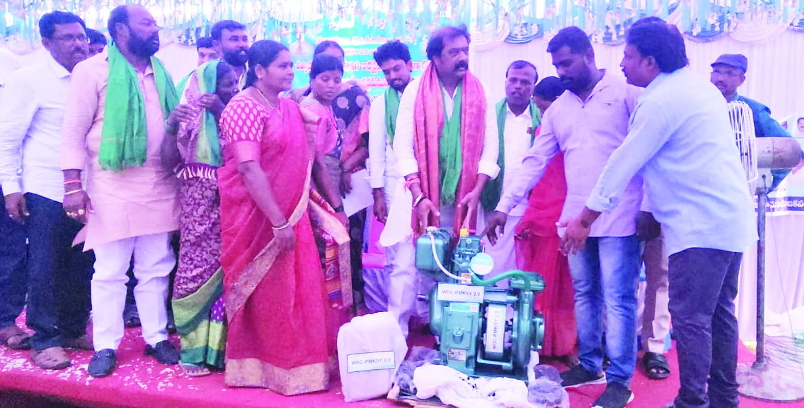 మోటార్లను పంపిణీ చేస్తున్న మంత్రి గుమ్మనూరు జయరామ్‌