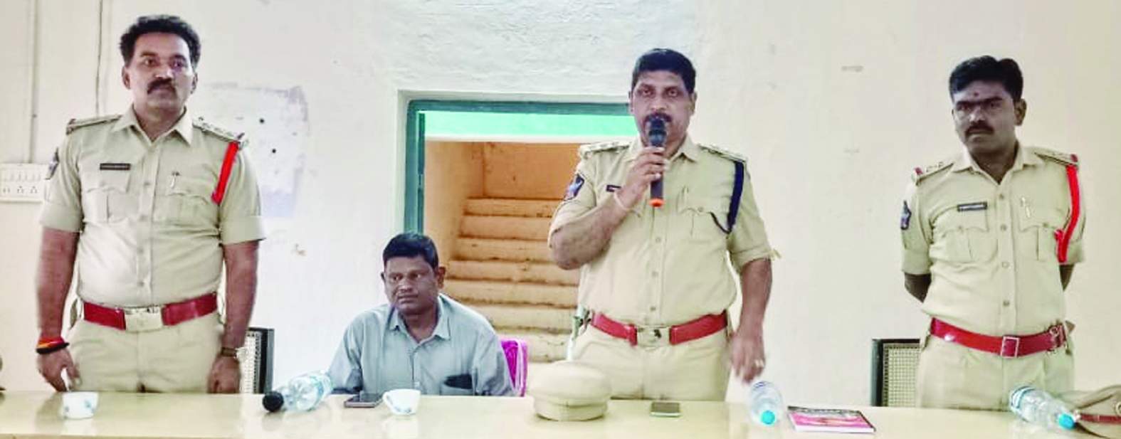 సమావేశంలో మాట్లాడుతున్న డీఎస్పీ శ్రీనివాసరెడ్డి