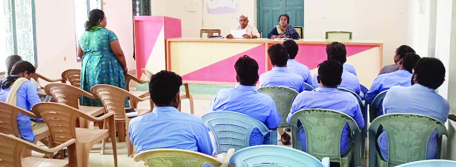 సమావేశంలో మాట్లాడుతున్న ఎంపిడిఒ రాధా