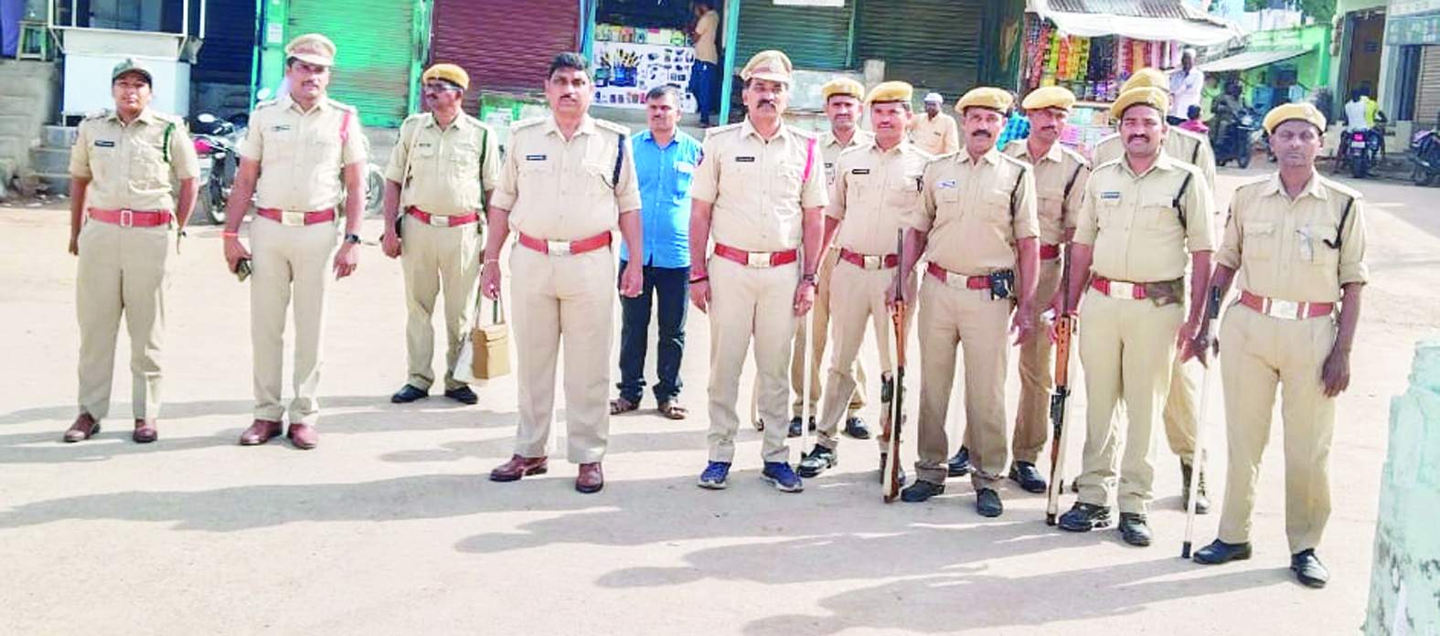 హోళగుందలో బందోబస్తు నిర్వహిస్తున్న పోలీసులు