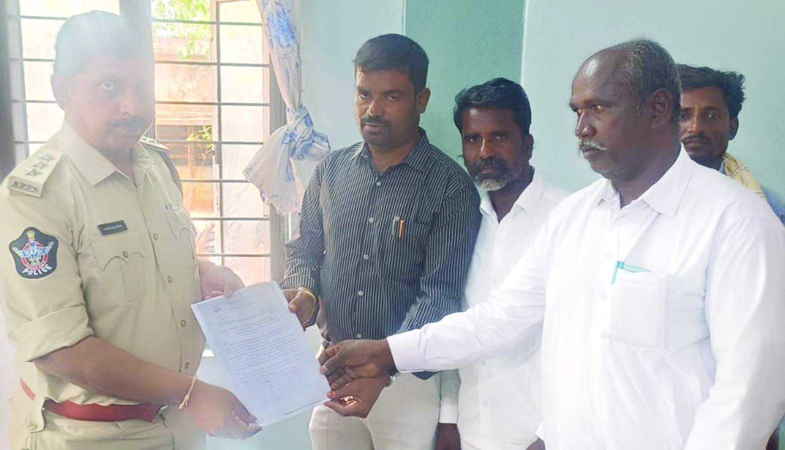 వినతిపత్రం అందజేస్తున్న నాయకులు