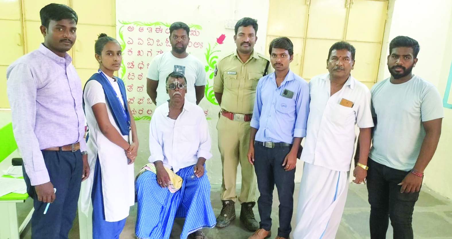 కంటి పరీక్షలు నిర్వహిస్తున్న సిబ్బంది