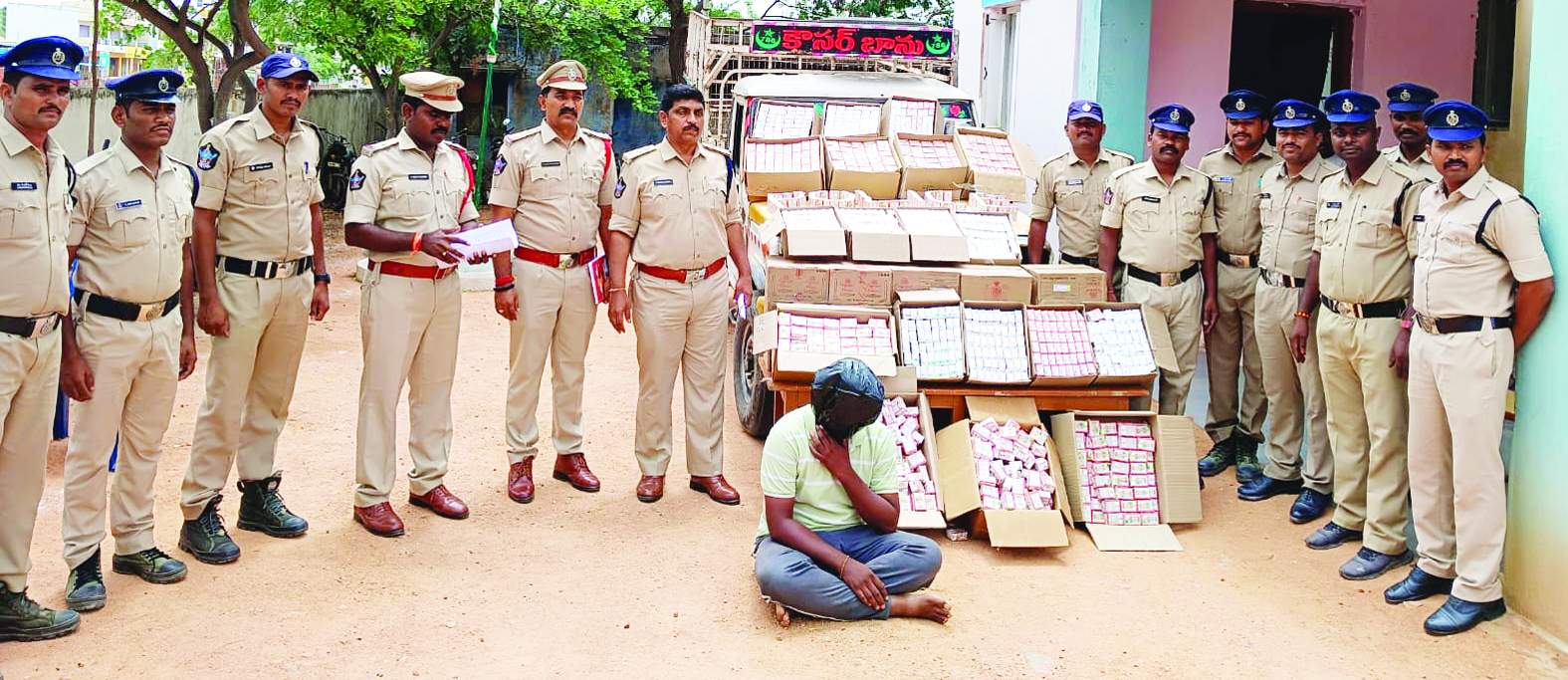 మద్యాన్ని స్వాధీనం చేసుకున్న పోలీసులు