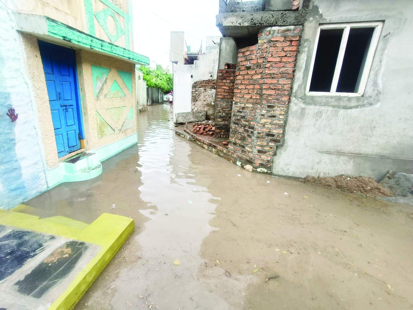 గ్రామంలో నిలిచి ఉన్న వర్షపు నీరు