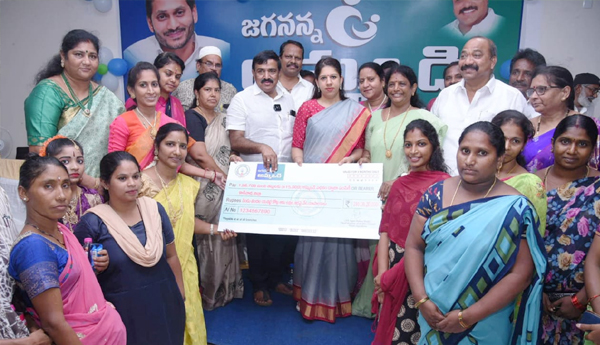 jagananna-ammavodi-in-kakinada