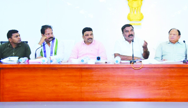 కాలువల మరమ్మతులు పూర్తి చేయాలి: మంత్రి