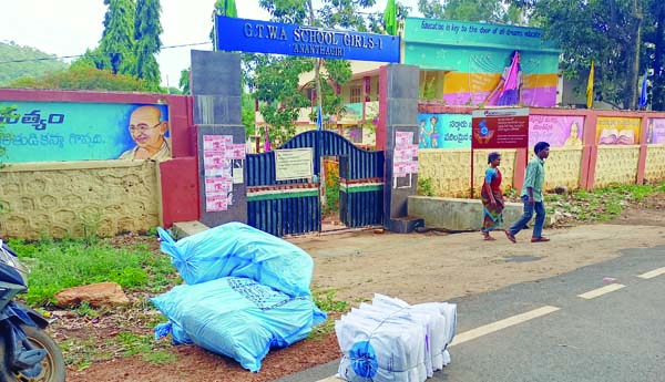 ఉపాధ్యాయులపై జగనన్న కిట్ల భారం