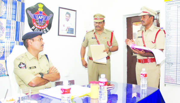 కర్లపాలెం పోలీస్‌ స్టేషన్‌ను తనిఖీ చేసిన ఎస్పీ