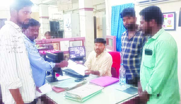 కూలి డబ్బులివ్వాలని బ్యాంకు మేనేజరుకు వినతి