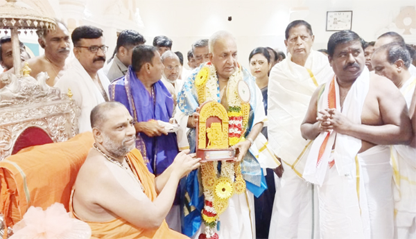 Karnataka-Minister-Bosaraju-visited-Raghavendra