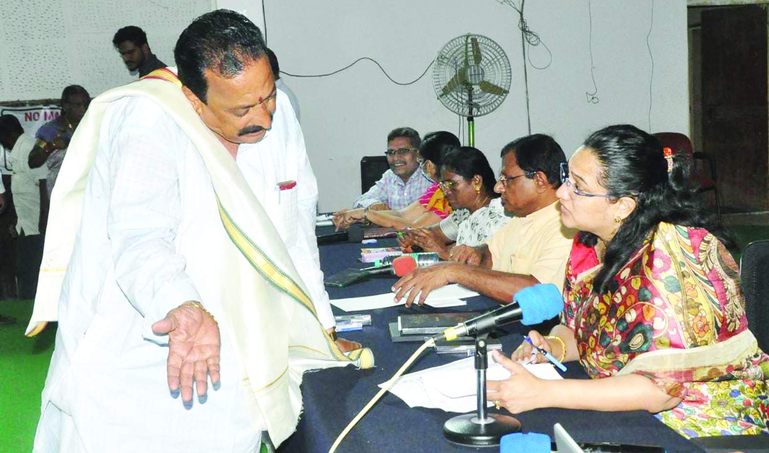 స్పందనలో అర్జీలను స్వీకరిస్తున్న కలెక్టర్‌ సృజన