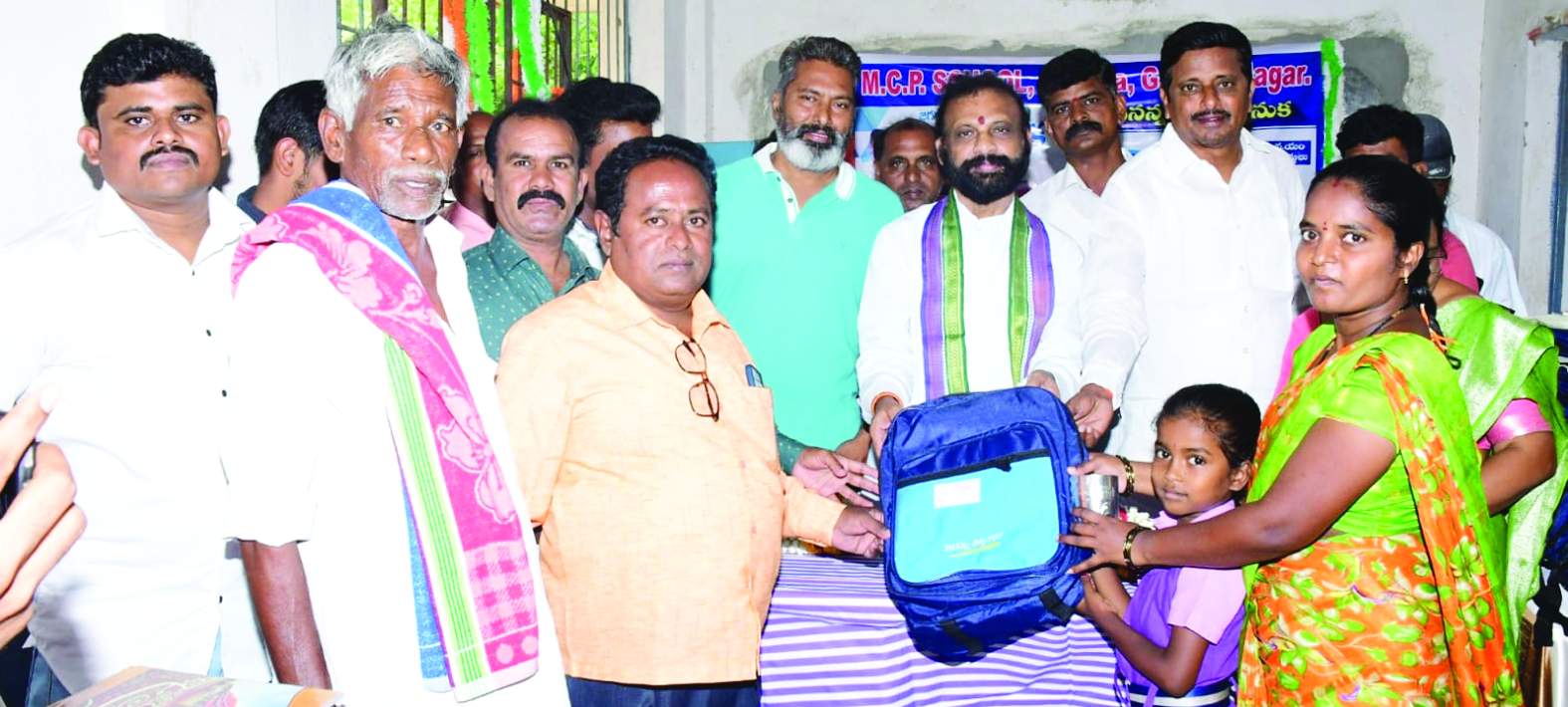 19వ వార్డులో జగనన్న విద్యా కానుక కిట్లు పంపిణీ చేస్తున్న మేయర్‌.