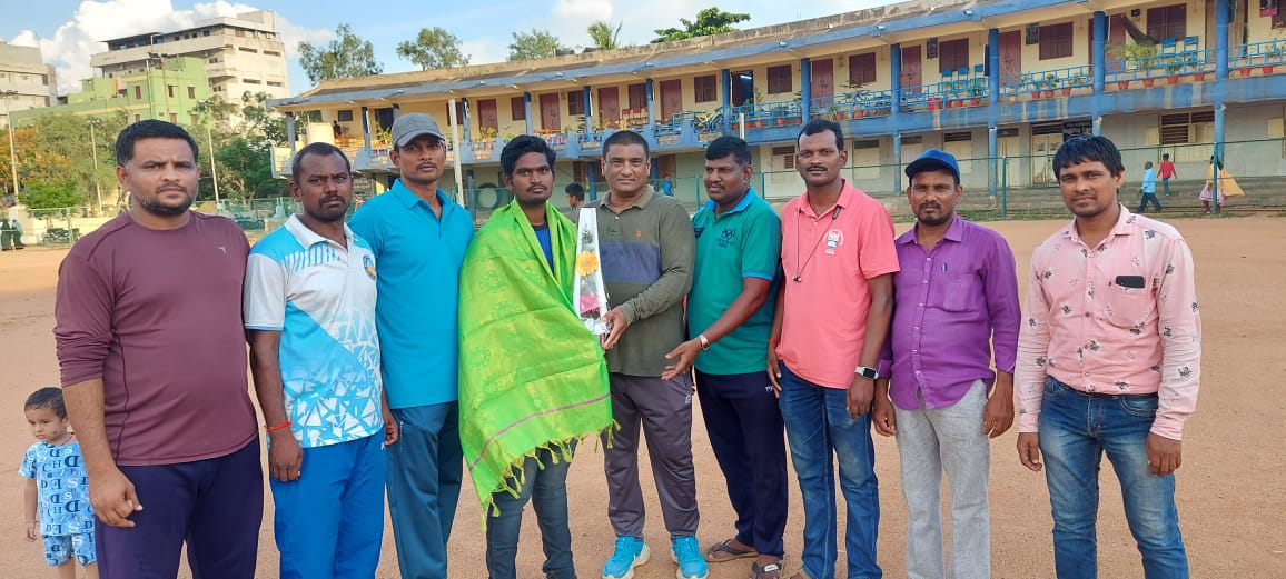 ఎంపికైన క్రీడాకారులను అభినందిస్తున్న శ్రీధర్‌ రెడ్డి