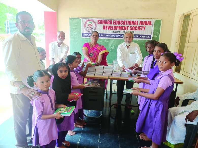 విద్యార్థులకు నోట్‌బుక్స్‌ పంపిణీ