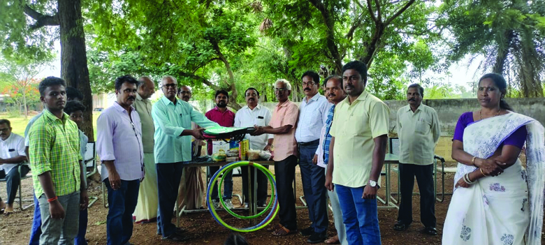 క్రీడా సామగ్రి వితరణ