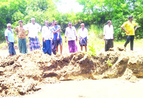 అనుమతి లేకుండా మట్టి తరలింపు